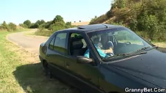 Reproduzir O prazer da buceta na estrada da vovó experiente de 90 anos