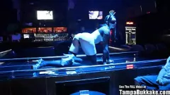 Abspielen Kleine Titten, brünette Dreier-Orgie: Creampie-Gangbang-Party