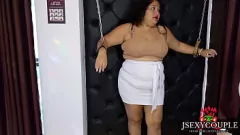 Reproduzir A estrela pornográfica latina Lulita explora brinquedos BDSM e é algemada