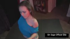 La sexy latina Sinn Sage ha orgasmi multipli dopo una calda sessione di yoga
