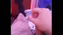 Reproducir Masturbándose con los gemidos de las estrellas porno femeninas