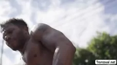 Redare Shemale Eva Maxim în trei anal interracial cu jucători de baschet