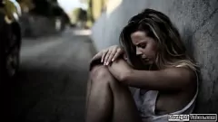 يمارس الجنس مع المراهق الشقراء المشردين تقريبًا من قبل رجل غني