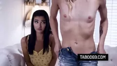 Reproducir Trío hardcore con padrastro y hermanastras Naomi Swann y Emily Willis