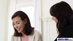 Reproducir Las niñas lesbianas nerviosas regresan para comer coño caliente y chupar las tetas