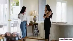 Reproducir Pequeñas lesbianas asiáticas con grandes tetas se lamen el coño del otro