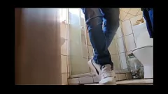 Reproducir Mira mientras veo a mi madrastra rubia usando su consolador de vidrio en la ducha