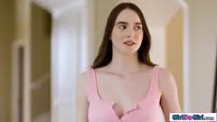 Reproducir La niñera tímida cede a los deseos de lesbianas con la caladora madrastra