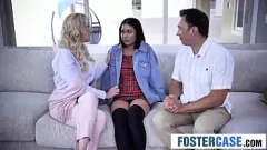 Afspelen Stepmom Brandi Love initieert stiefdochter Ryder Rey in hete drietal met Bobby Beefcakes