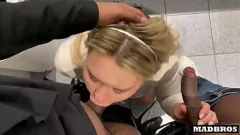 Jouer La secrétaire blonde aux gros seins se dresse et salit avec un trio MMF interracial