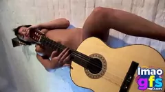 Brunetta Paul si piace con la chitarra e la lingerie