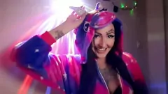 Oynat Dominatrix in Unicorn pijamaları boynuzuyla handjob talimatı verir