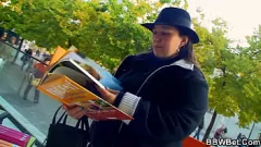 Redare Bruneta dolofană se plimbă și suge cocoșul uriaș cu prada ei mare