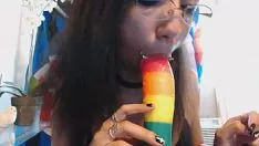 Abspielen Squanderjob pov mitten im Gummischuh Regen Downbow Dildo