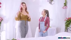 Jouer Brune tatouée Siri Dahl facessits au grossant Spencer Bradley en action lesbienne intense