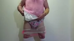 Afspelen Pinky's Diaper Wetting Fantasy - vernederende mietje in plastic broek
