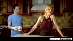 Oynat Olgun sarışın dadı Nadya Basinger, büyük sahte göğüsleri ile bir sert lanet olsun