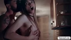تشغيل T-Girl Chris ملعون سرج Kate Zoha الرطب في الملابس الداخلية