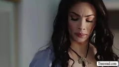 Abspielen Die sexy TS Ariel Demure wird in einer heißen Session ohne Sattel gefickt