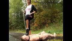 Jouer La giovane padrona russa Nastia domina il suo schiavo nella scena pubblica femminile con adorazione delle scarpe e scarpe da ginnastica sporche