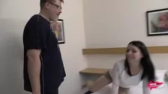 Reproducir ¡Mi novio Stiefschwester se la folla en una habitación de hotel!