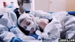 تشغيل تم رفع قيود العزلة: تجتمع لولا الشقراء الصغيرة ذات الوشم والثقب مع Lucky لممارسة الجنس الفموي وحركات هزلية