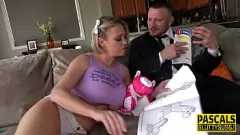 Jouer Dee Williams et Pascale White dans un plan à trois BDSM hardcore avec gorge profonde et action anale