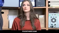 Oynat Sert Polis Memuru Genç Hırsızı Yakaladı ve Onu Sert Doggystyle Seks ile Cezalandırdı