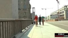 Jouer Une fille soumise se fait humilier et attachée avant un gangbang BDSM en plein air