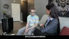 Afspelen Sofie Marie, de hete GILF, geniet van een stomend weekend met haar stiefkleinzoon, met intense pijpbeurten en bareback slaapkamerplezier