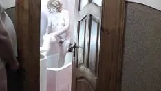 Abspielen Tread Girl nimmt Dusche runter, Tread Papa Spion, sie-bops sashay und kann unter der Schwelle abspritzen. Papa