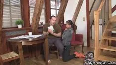 Oynat Kızının esnek dağıtıldığını görüyor