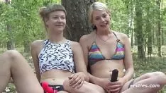 Abspielen Tribade-Babys benutzen im Freien eine Prügelstrafe