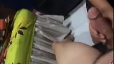 Reproducir Simbol molekul bersama binor yang tak puas dengan ukuran riven kontol suaminya yang kecil