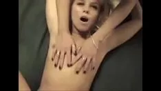 يلتوي فنان التعري في حوالي ثلاثة