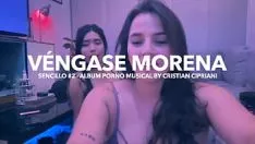 Abspielen Latinas, die mit Ciprianis Gesang durch die Gegend rutschen