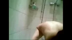 Reproducir asiático en ducha abajo