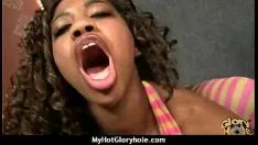 Abspielen Weiße MILF saugen und einen Blackcock besiegen 6