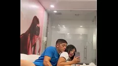 Reproduzir Ficando íntimo do amigo do meu irmão: uma sessão de massagem safada vira hardcore