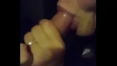 Reproduzir MILF gordinha coberta de porra chupa e acaricia um pau grande em vídeo caseiro