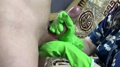 Reproduzir Dona de casa adolescente gordinha dá punheta e gozada durante a massagem