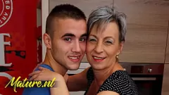 Redare Busty MILF primește plăcere hardcore de la fiul ei vitreg