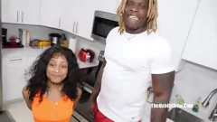 Reproduzir O gigante negro Louie Smalls enfrenta Petite Alyssa Maxwell